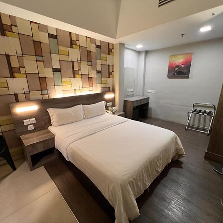 Ajang Hotel Miri Bagian luar foto