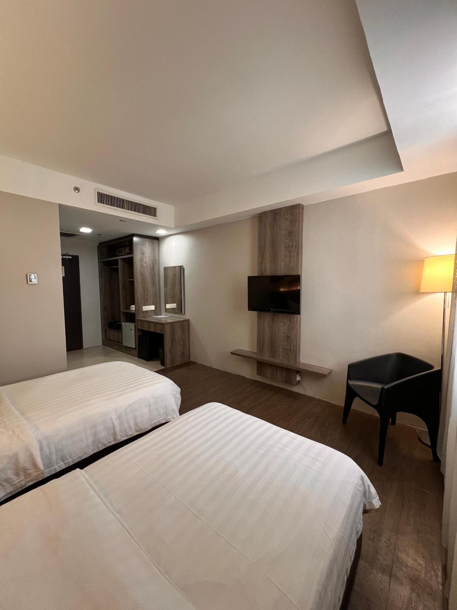 Ajang Hotel Miri Bagian luar foto