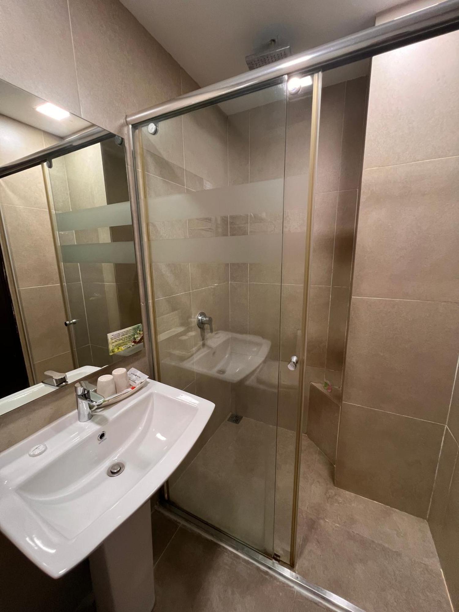 Ajang Hotel Miri Bagian luar foto