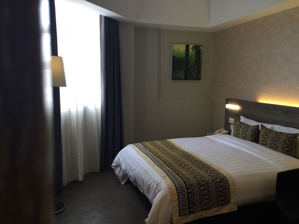 Ajang Hotel Miri Bagian luar foto